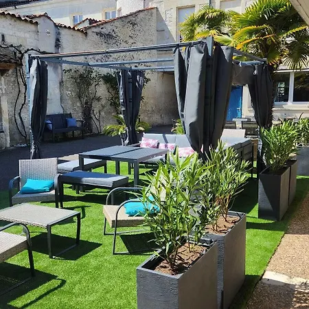 Le Cheval Blanc, Centre Ξενοδοχείο